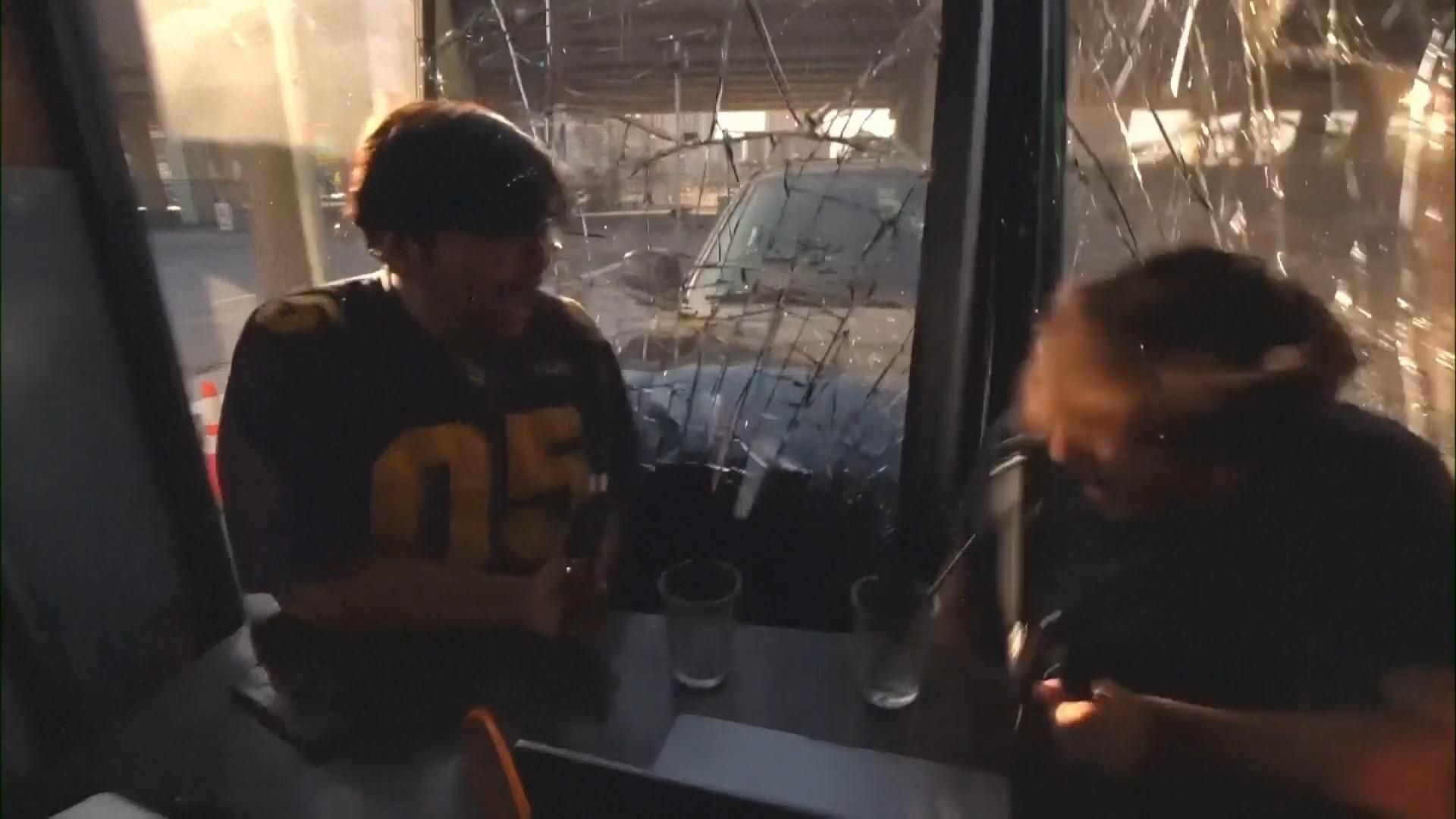 Au café : un podcasteur presque écrasé par un SUV Une voiture s'écrase contre la vitre