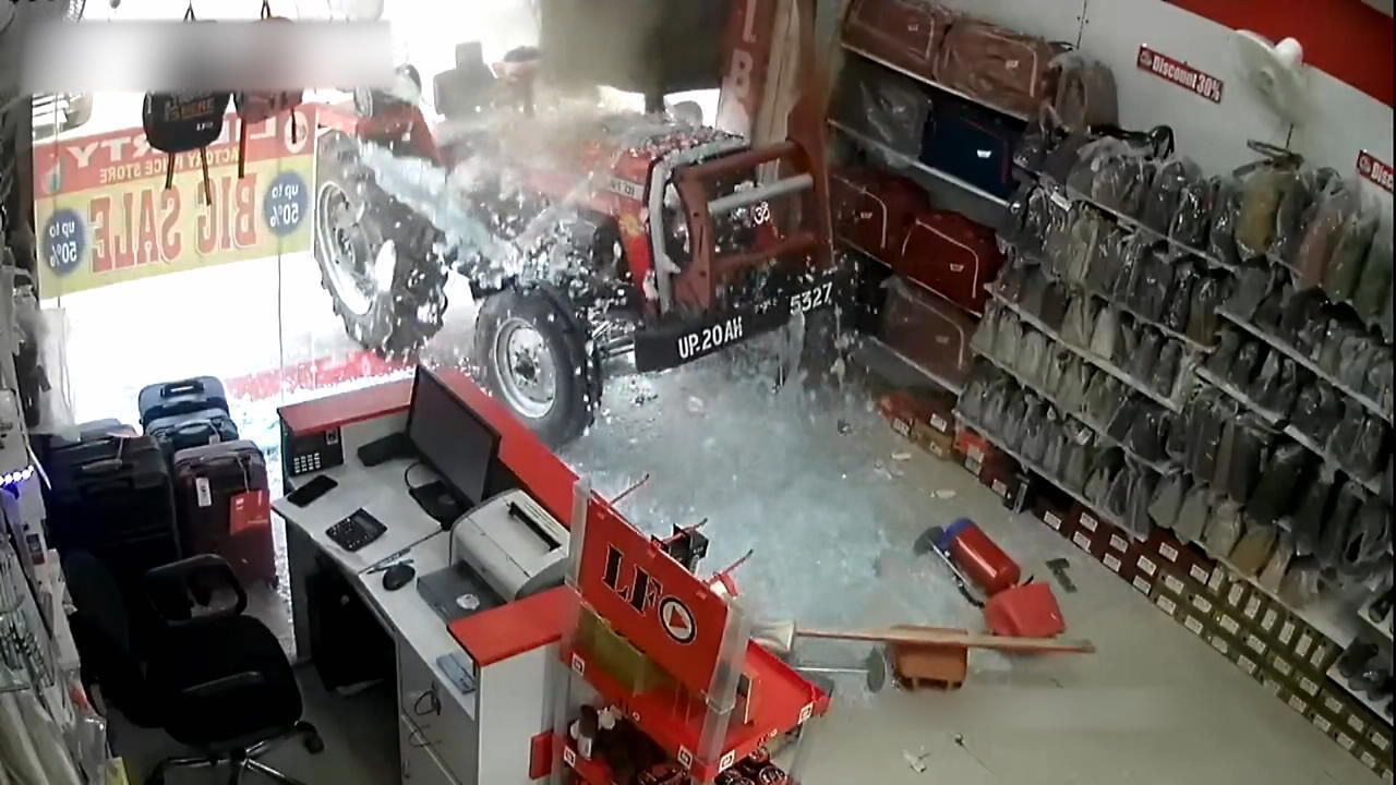 Un tracteur Rampage écrase une vitrine Choc pour les commerçants