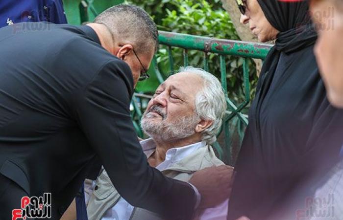 L’effondrement de Khaled Zaki lors des funérailles de sa femme.. et ses collègues du milieu le consolent.. Photos – .