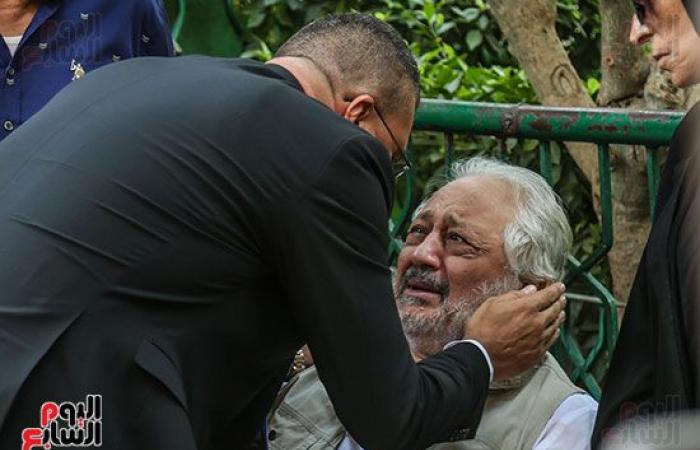 L’effondrement de Khaled Zaki lors des funérailles de sa femme.. et ses collègues du milieu le consolent.. Photos – .
