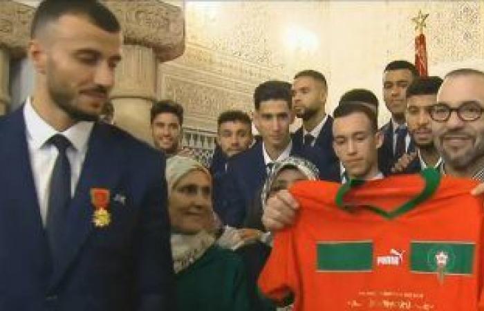 Le Roi Mohammed VI décerne à la mission de l’équipe nationale marocaine la Médaille du Trône. Vidéo – .