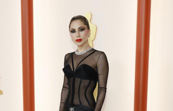 Lady Gaga aide le photographe qui est tombé sur le tapis rouge des Oscars 2023 ; vidéo