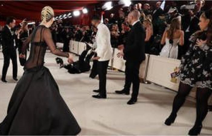 Lady Gaga aide le photographe qui est tombé sur le tapis rouge des Oscars 2023 – .