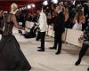 Lady Gaga aide le photographe qui est tombé sur le tapis rouge des Oscars 2023 – .